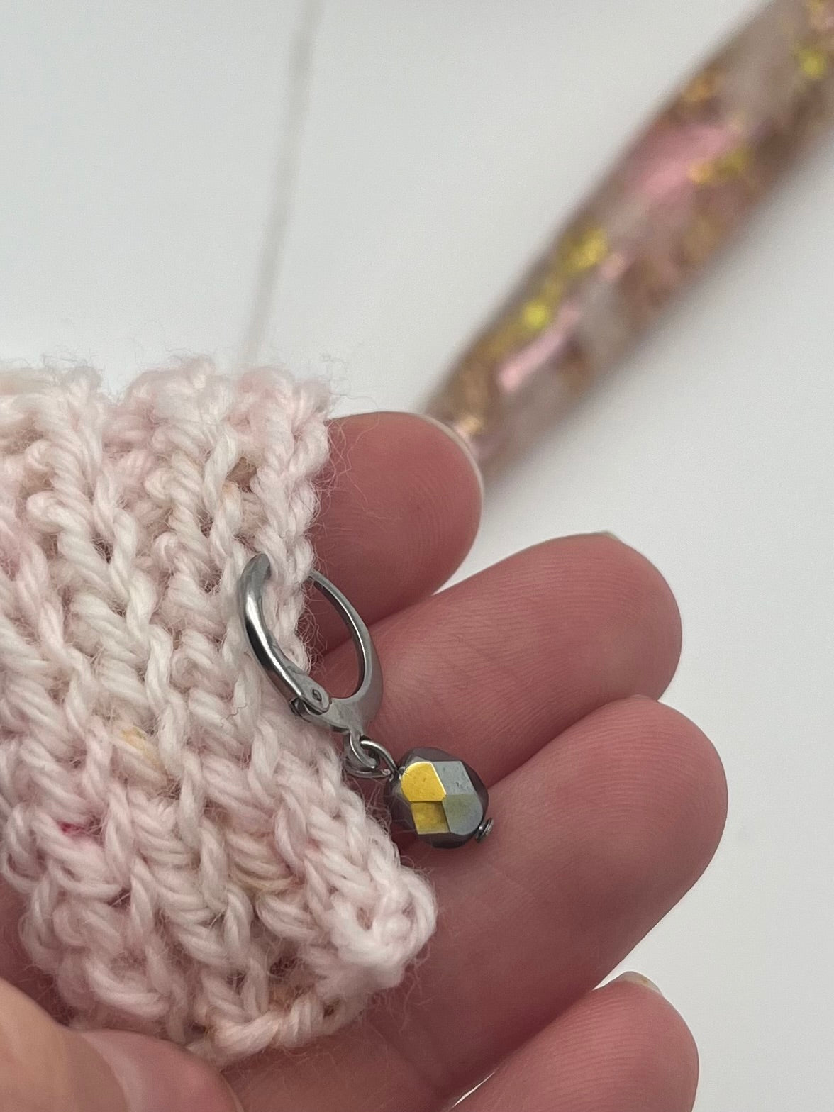 Rondellperle Schwarz mit Huggie Silber