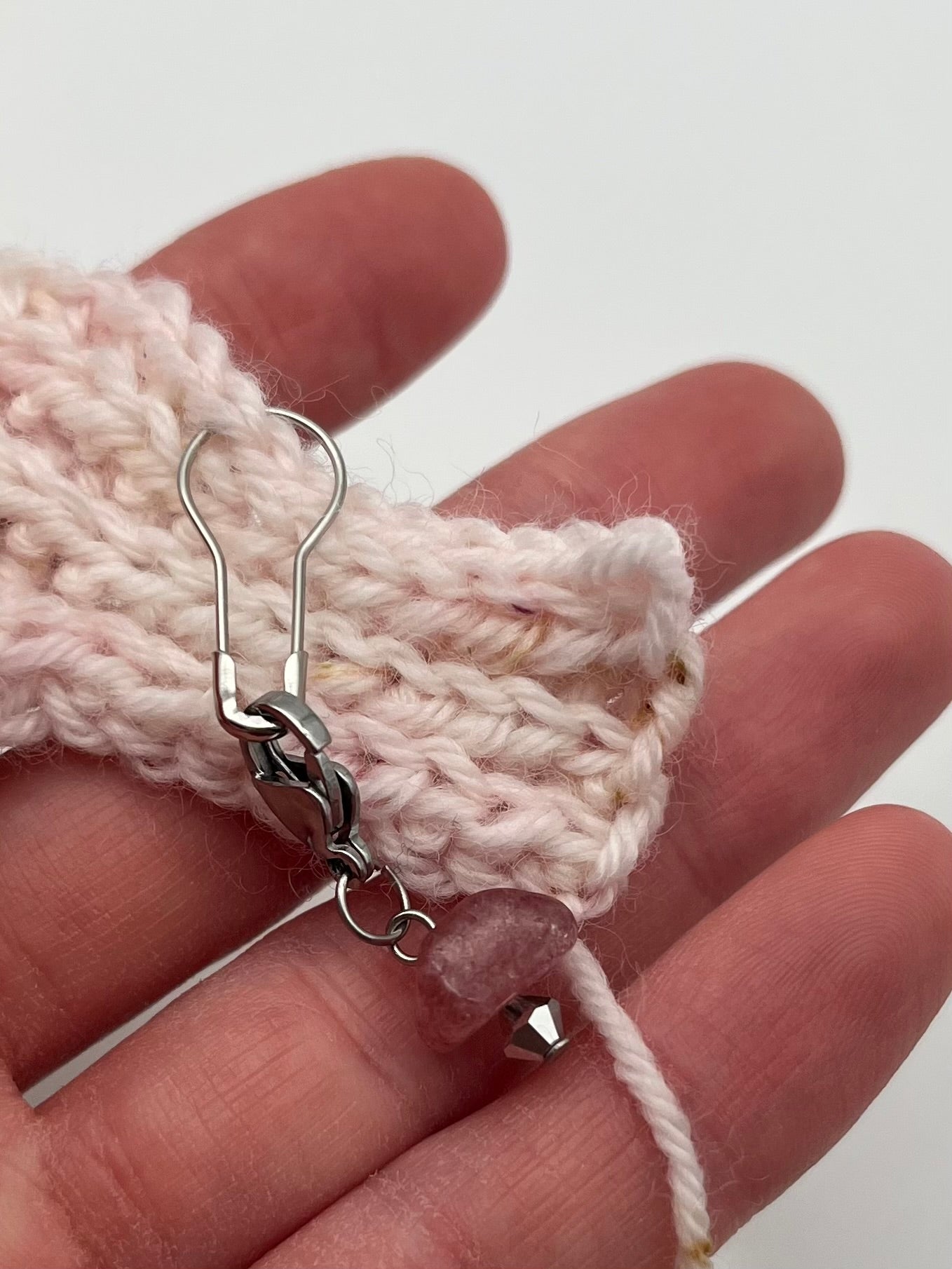 Erdbeerquarz und Facettperle mit Karabiner Silber