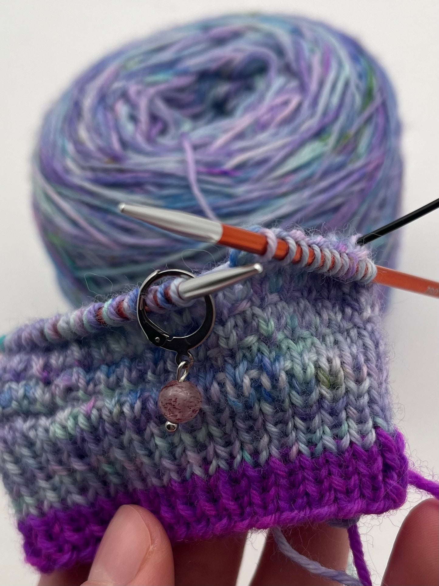 Erdbeerquarz mit Huggie Silber