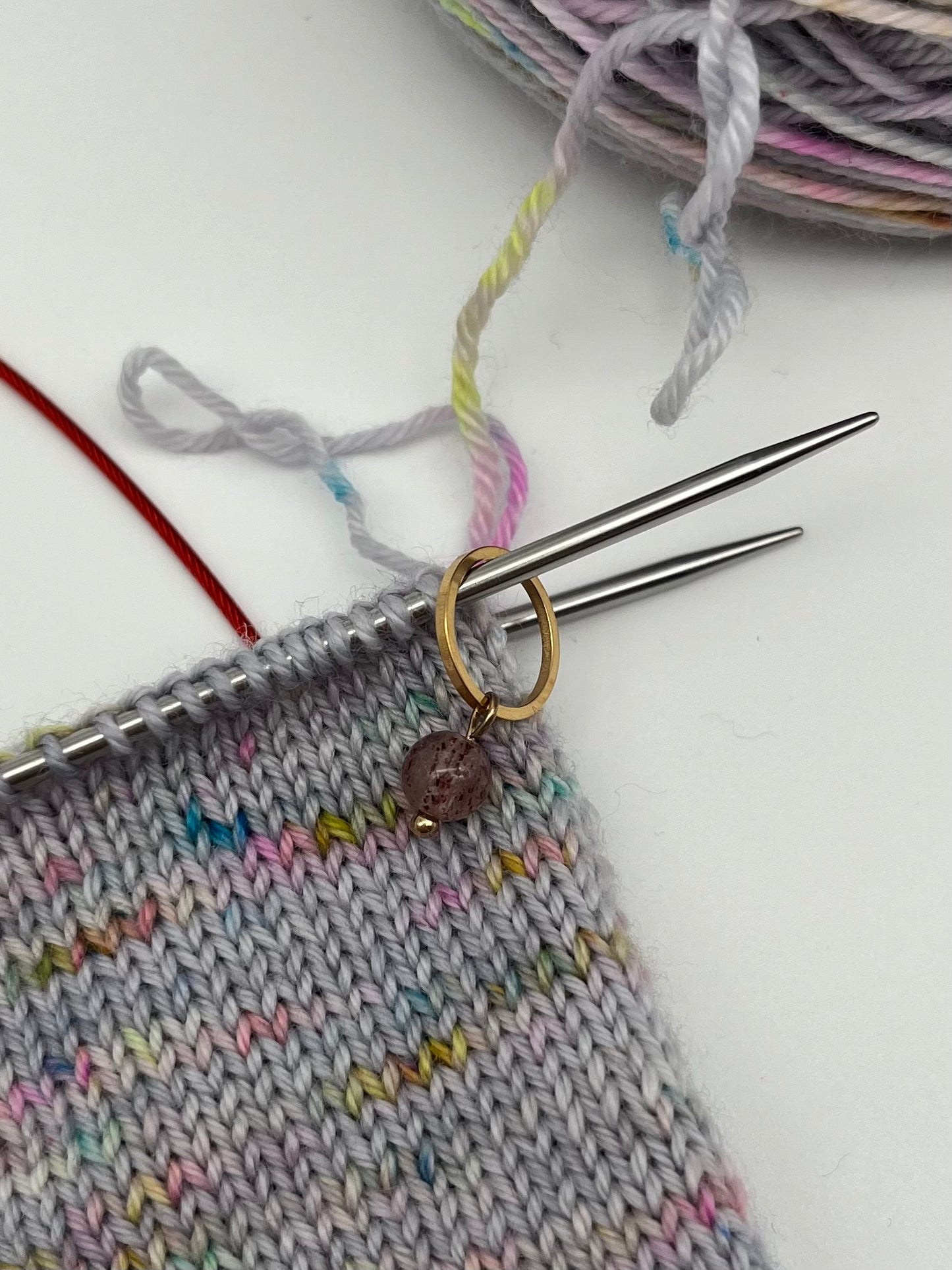 Erdbeerquarz mit kleinem Ring Gold