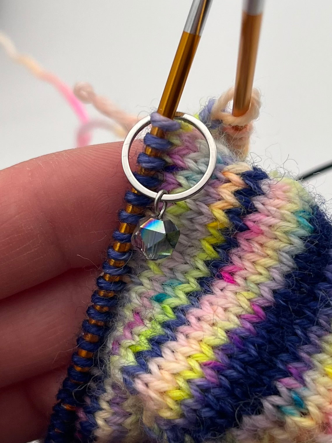 Facettperle Blau mit kleinem Ring Silber