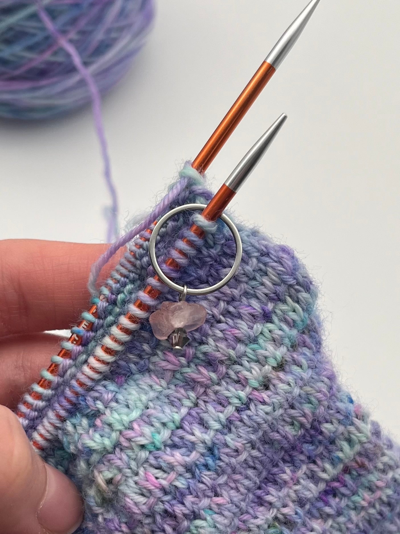 Erdbeerquarz und Facettperle mit großem Ring Silber