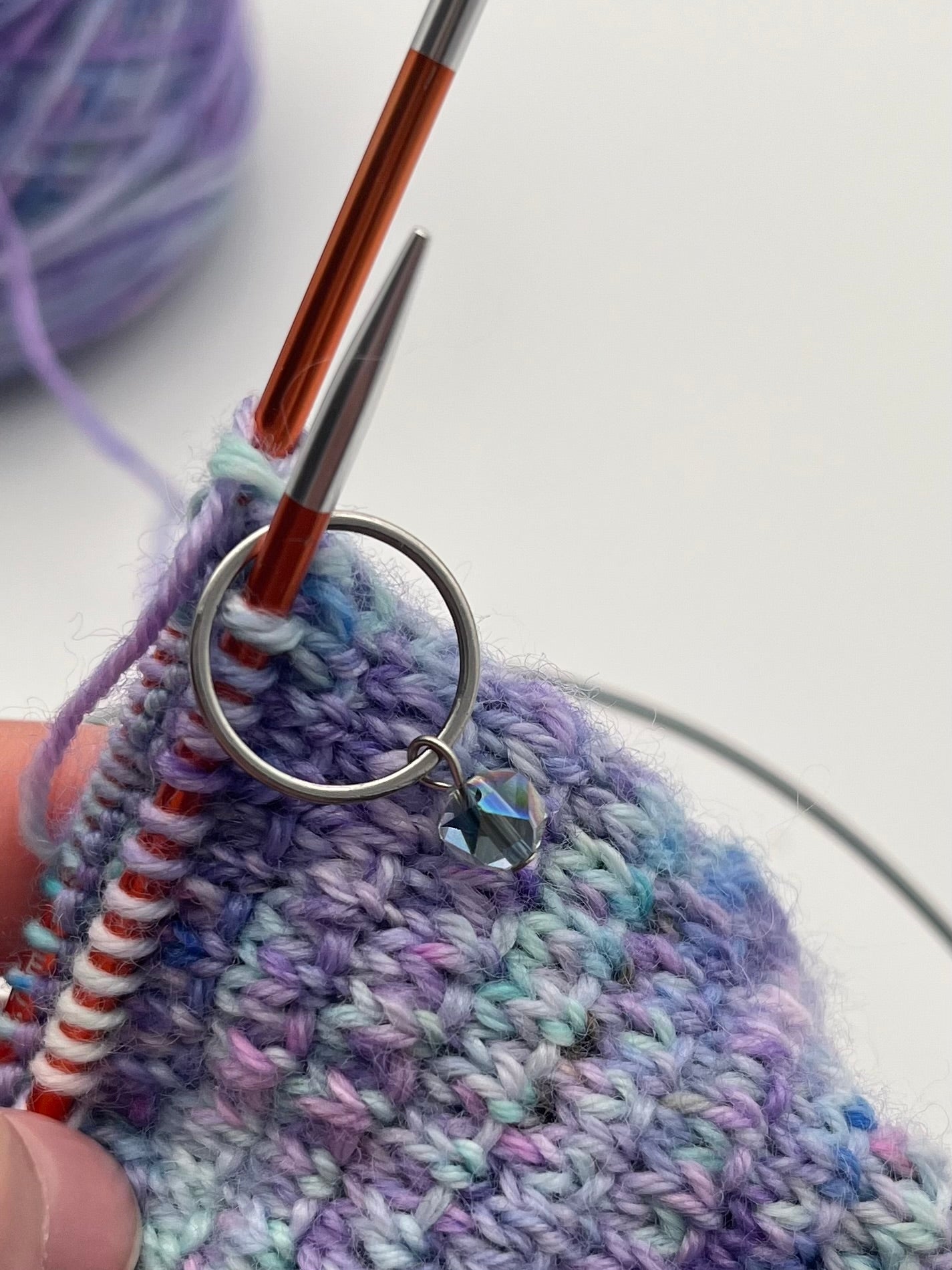 Facettperle Blau mit großem Ring Silber