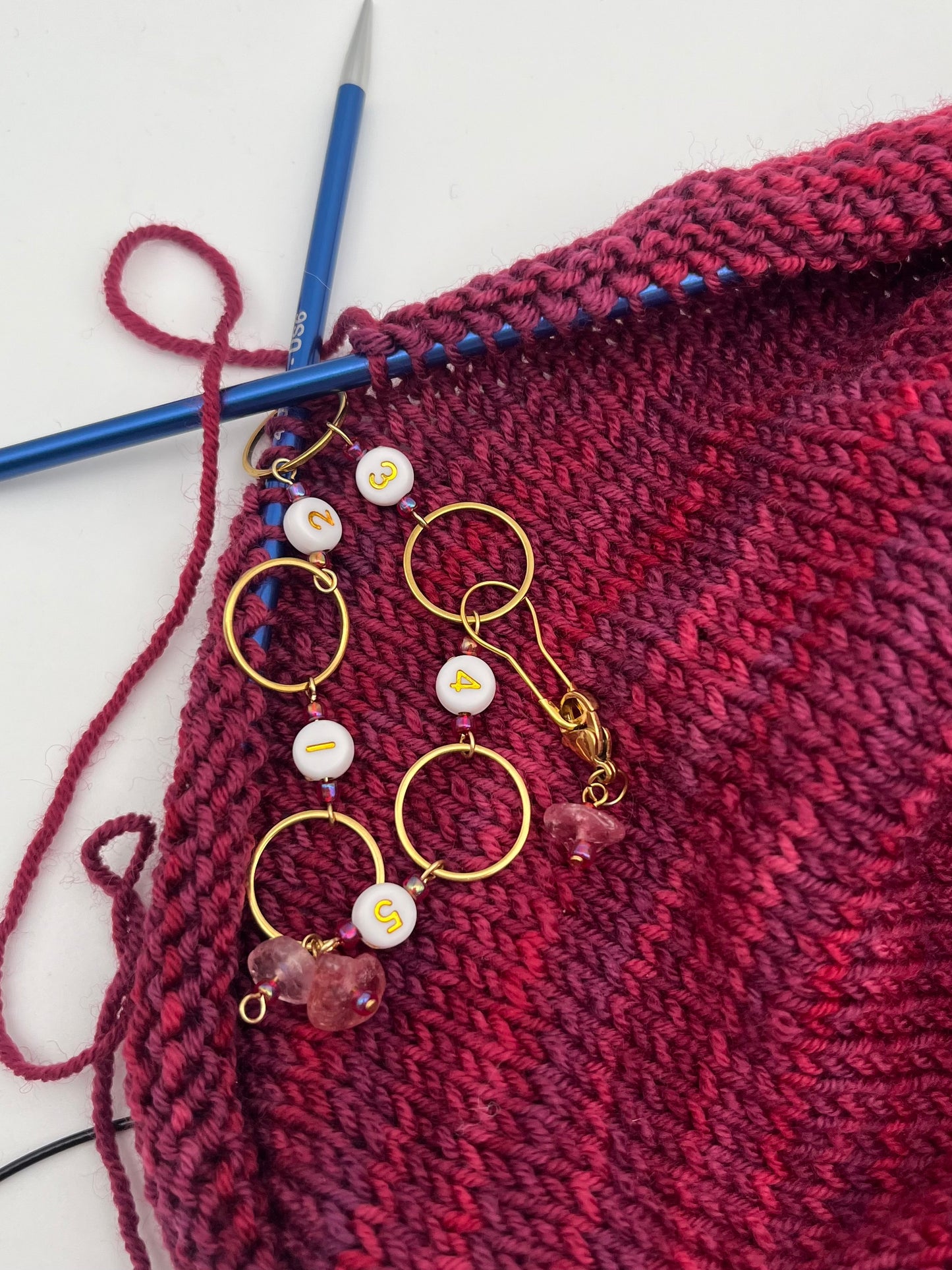 Reihenzähler 1-5 Erdbeerquarz mit großem Ring Gold