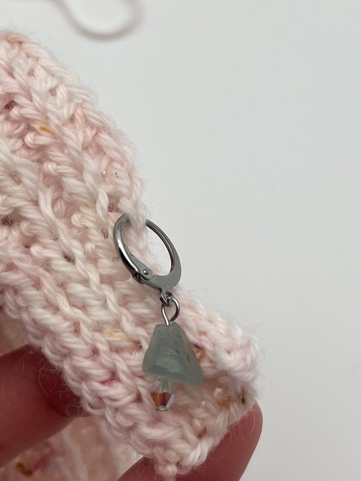 Morganit und Facettperle mit Huggie Silber