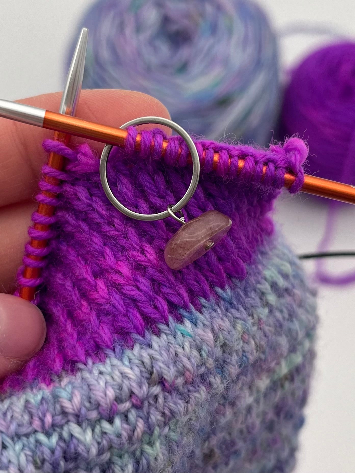 Erdbeerquarz Stein mit großem Ring Silber