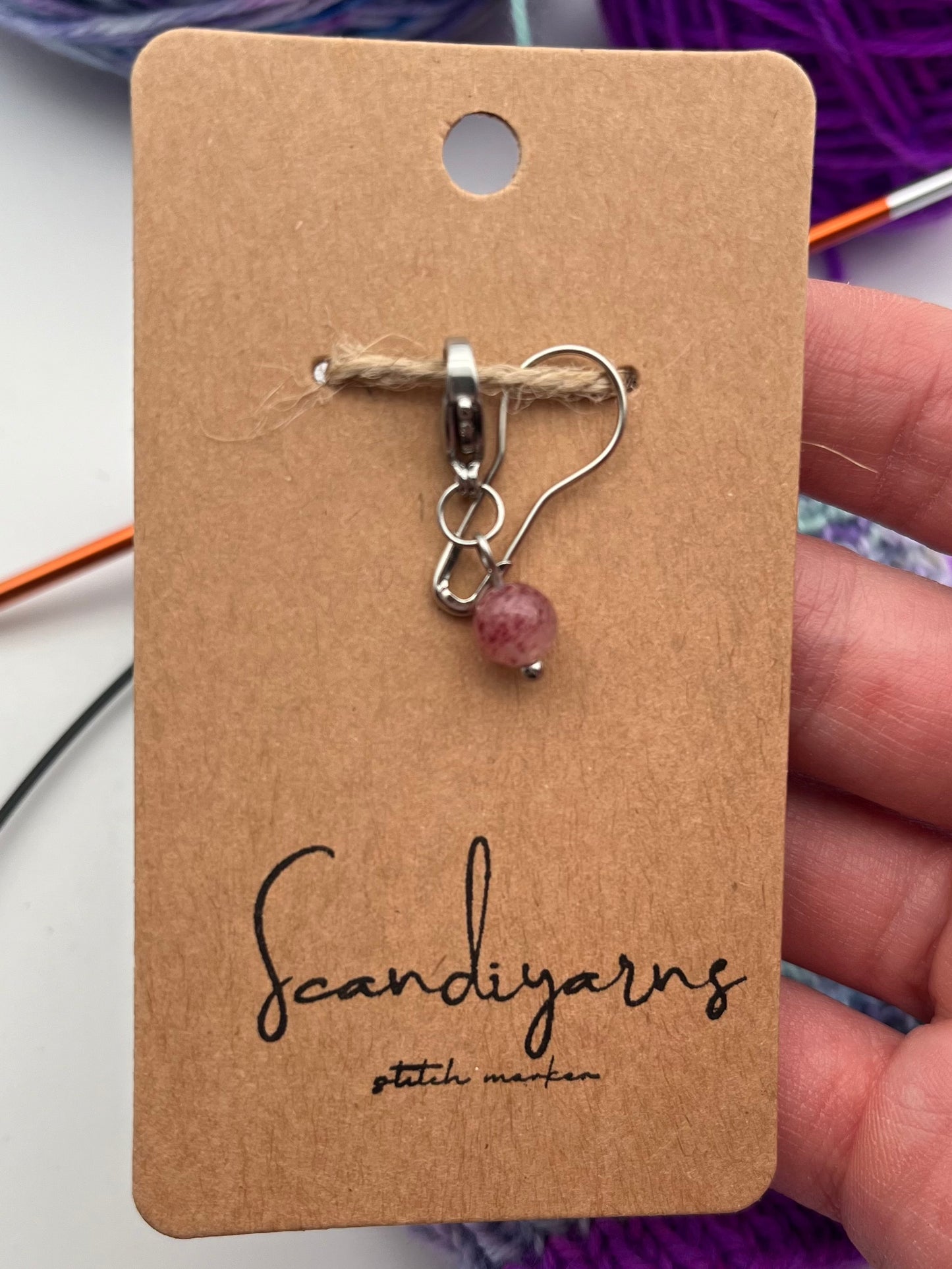 Erdbeerquarz mit Karabiner Silber