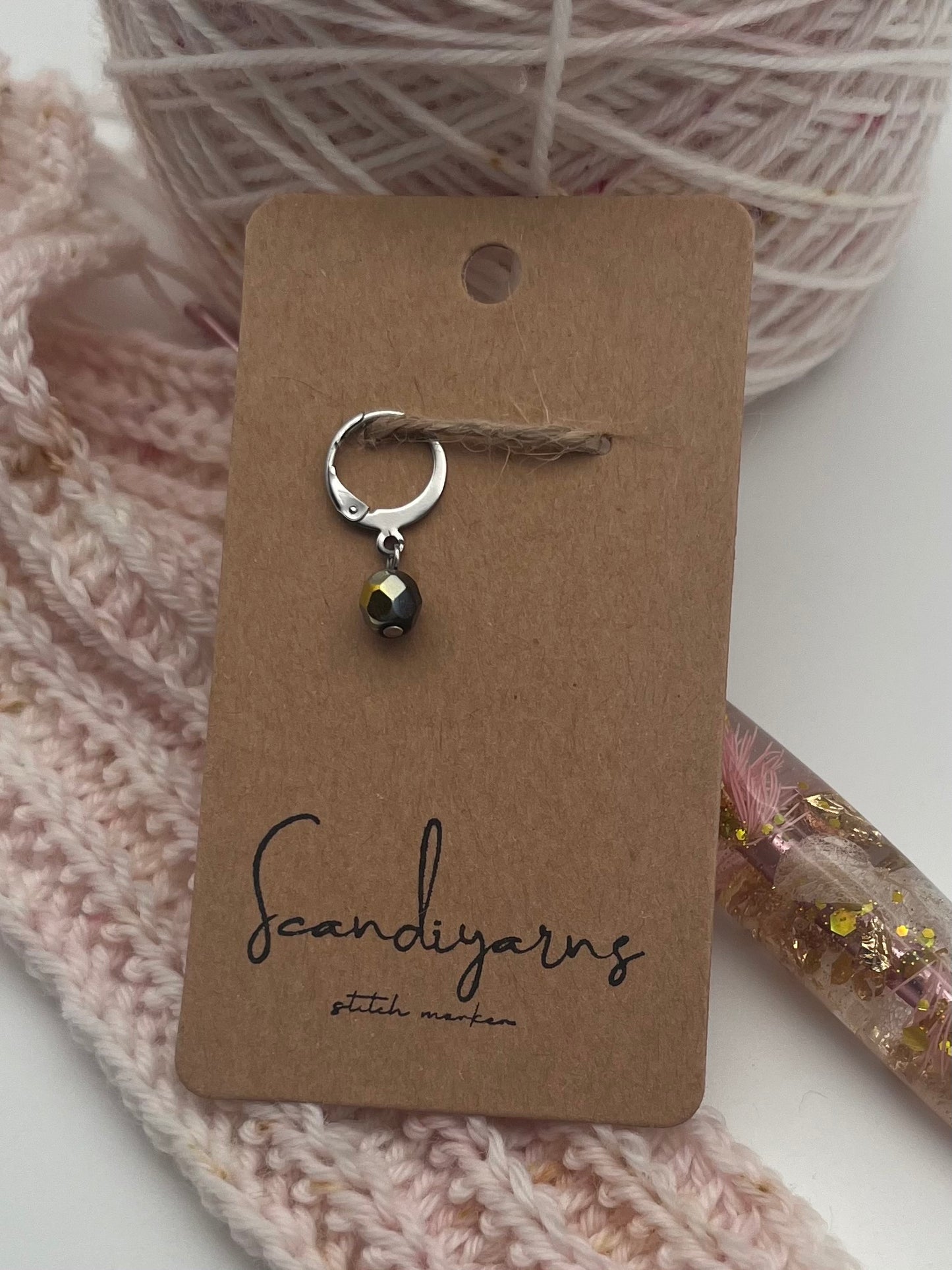 Rondellperle Schwarz mit Huggie Silber