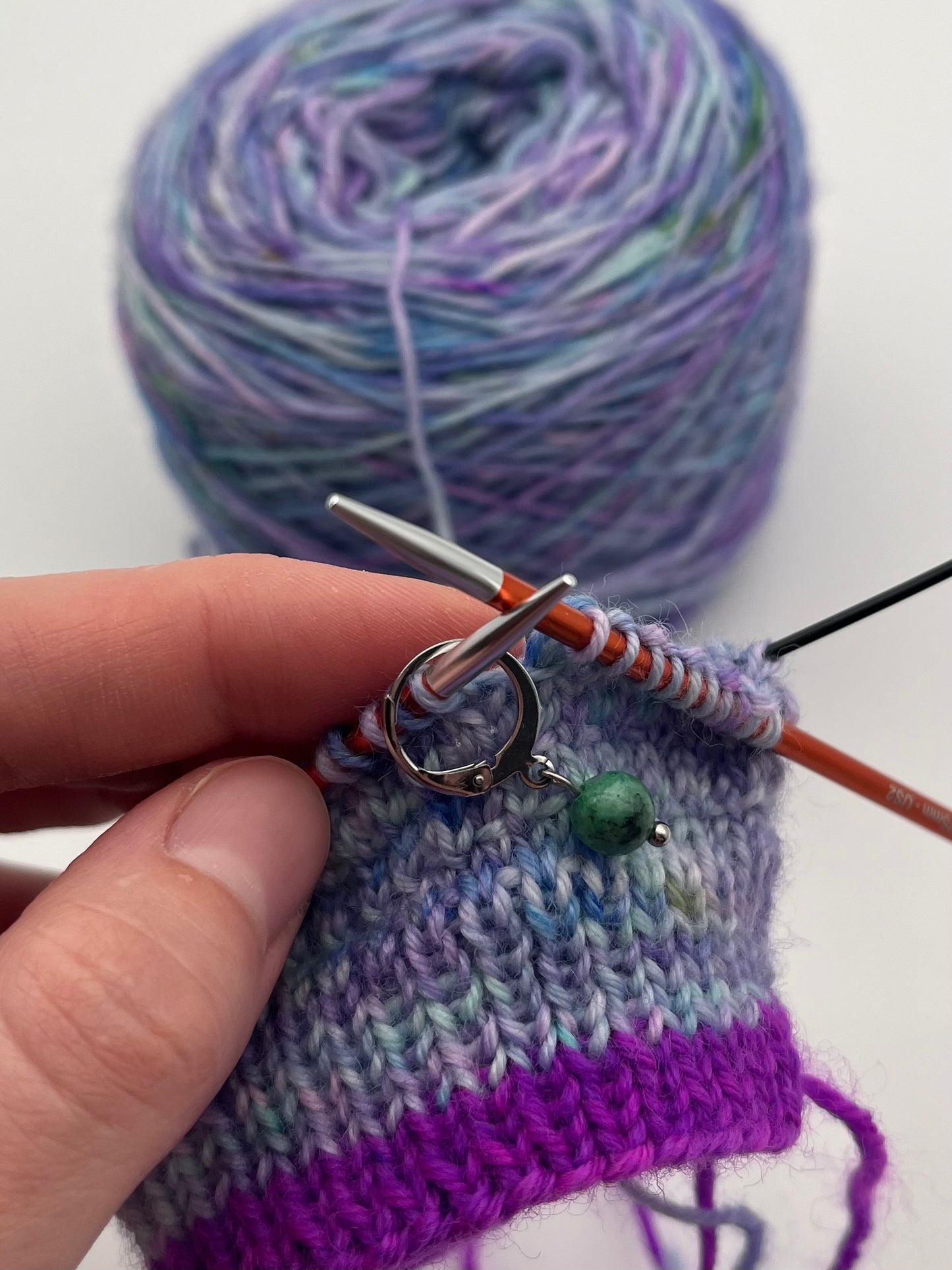 Lapislazuli mit Huggie Silber