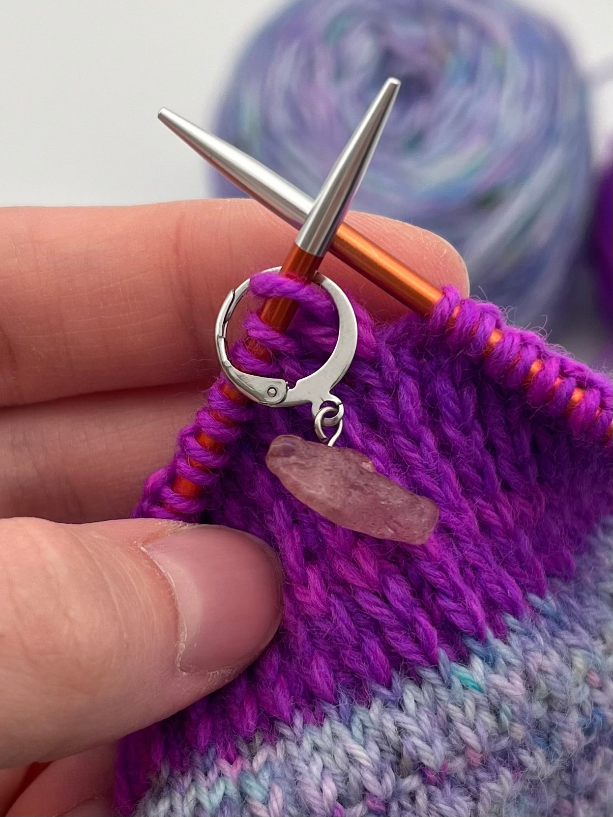 Erdbeerquarz und Morganit Stein mit Huggie 3er Set Silber