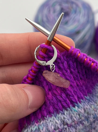 Erdbeerquarz und Morganit Stein mit Huggie 3er Set Silber