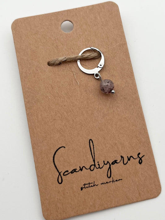 Erdbeerquarz mit Huggie Silber