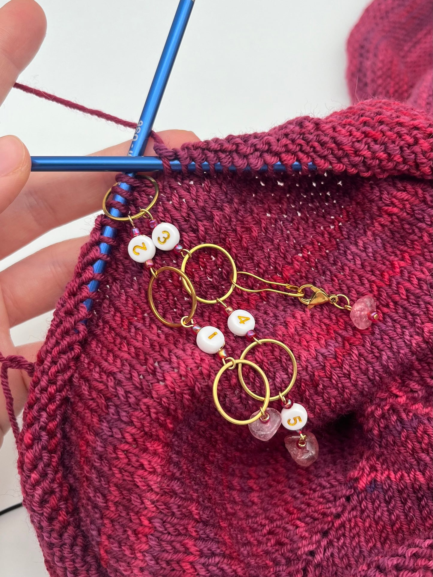 Reihenzähler 1-5 Erdbeerquarz mit großem Ring Gold