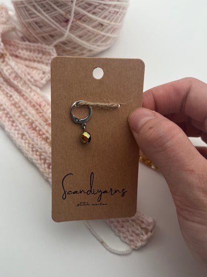 Rondellperle Schwarz mit Huggie Silber