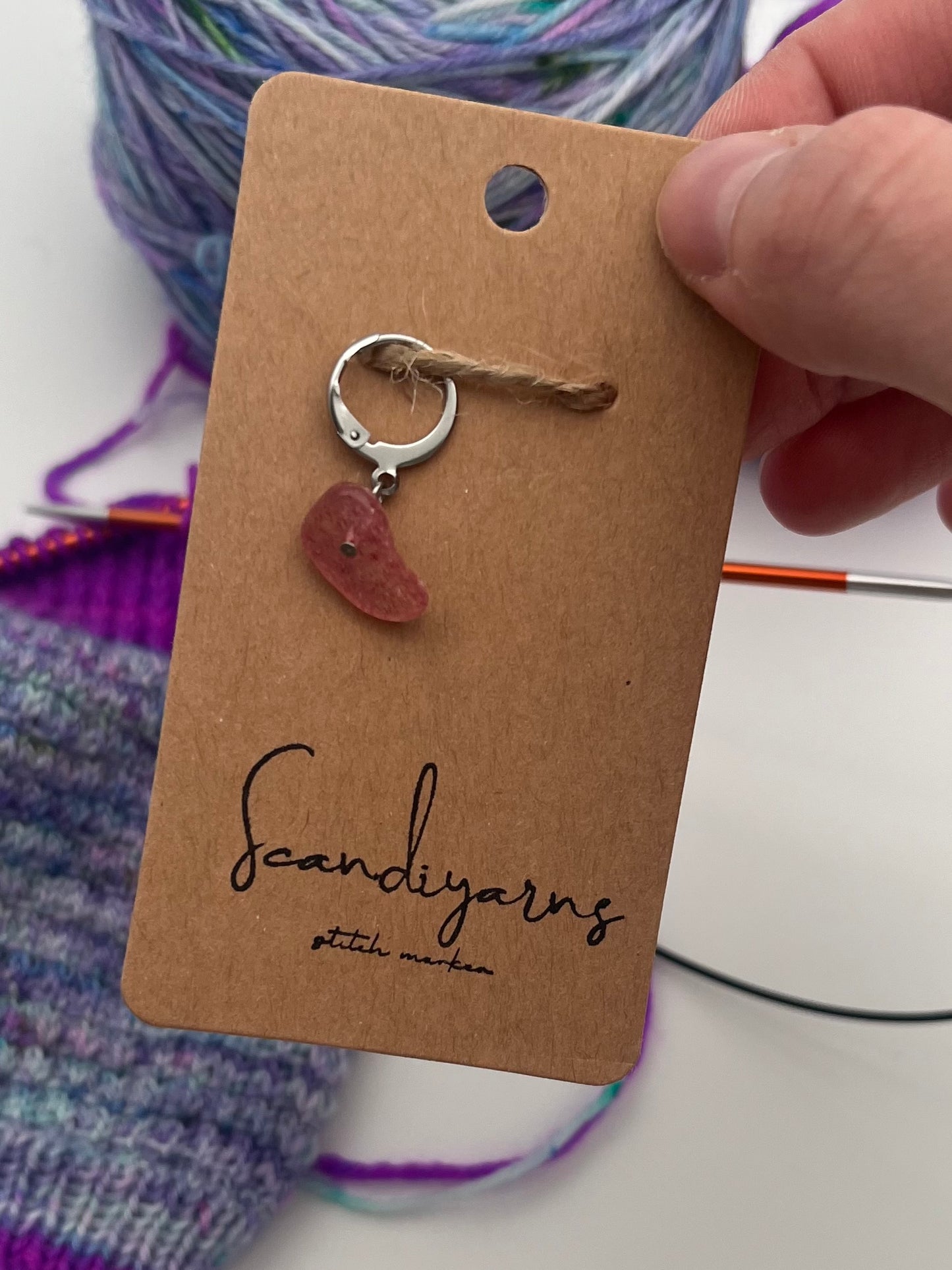 Erdbeerquarz Stein mit Huggie Silber