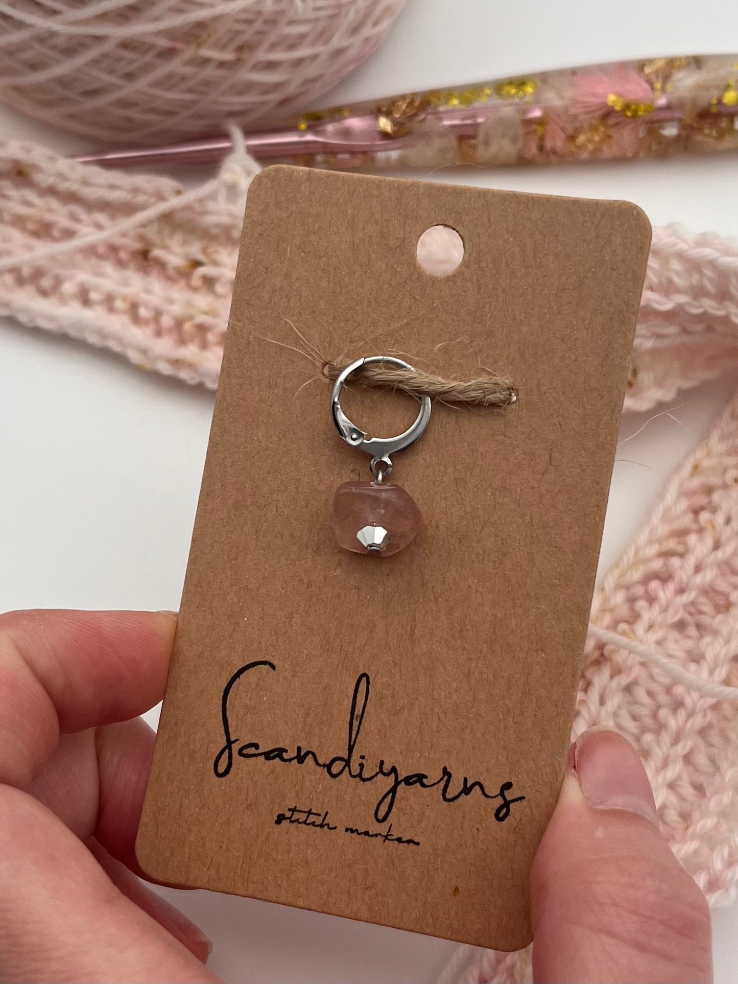 Erdbeerquarz und Facettperle mit Huggie Silber