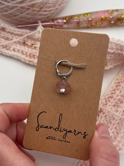 Erdbeerquarz und Facettperle mit Huggie Silber