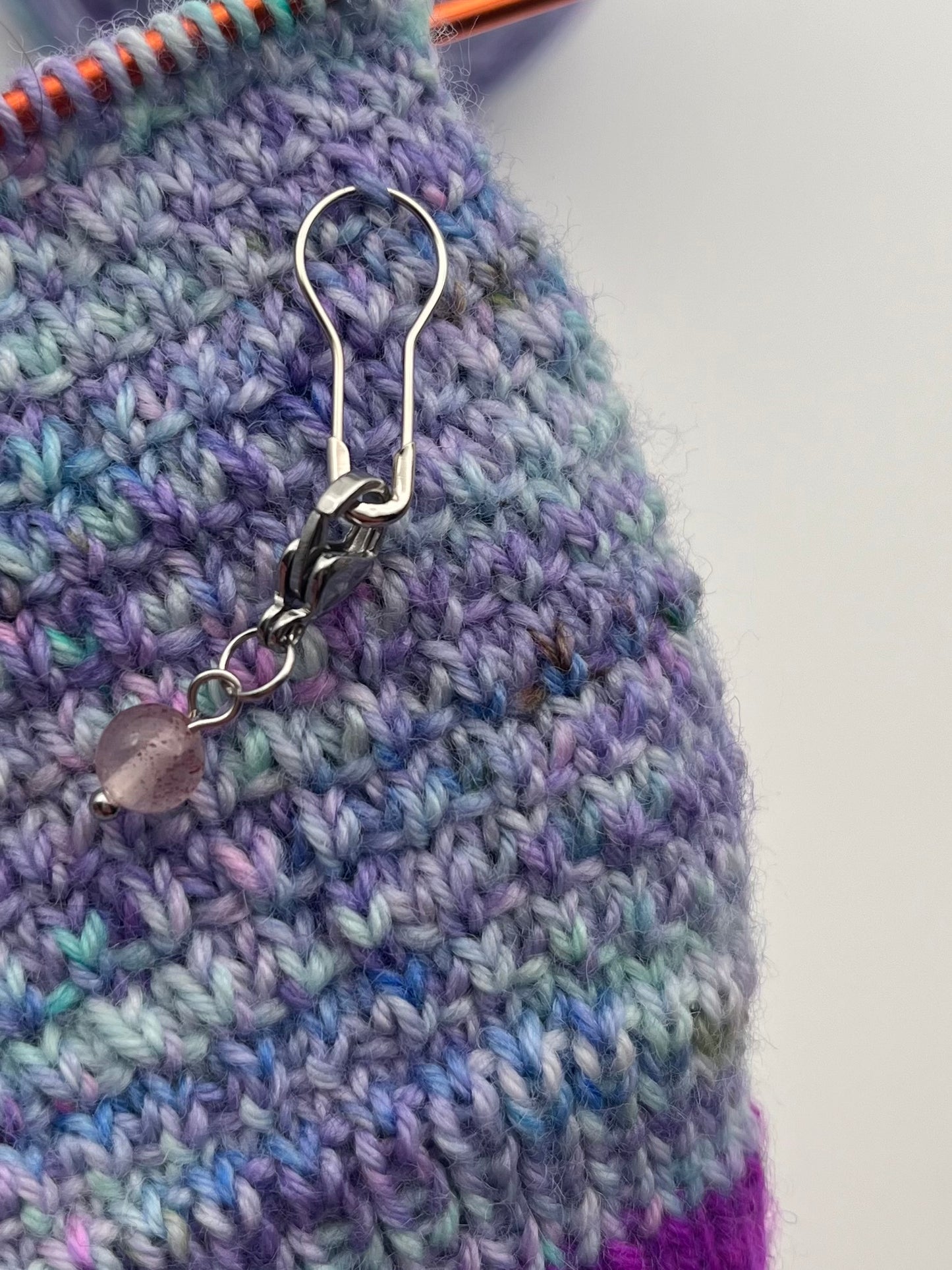 Erdbeerquarz mit Karabiner Silber