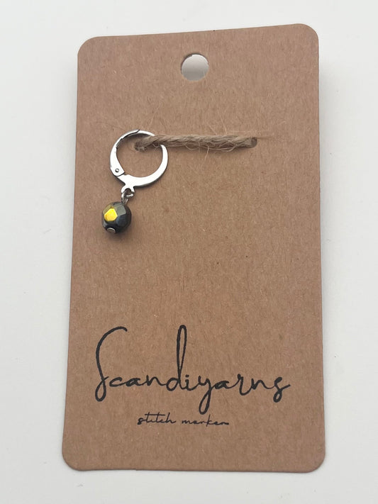 Rondellperle Schwarz mit Huggie Silber