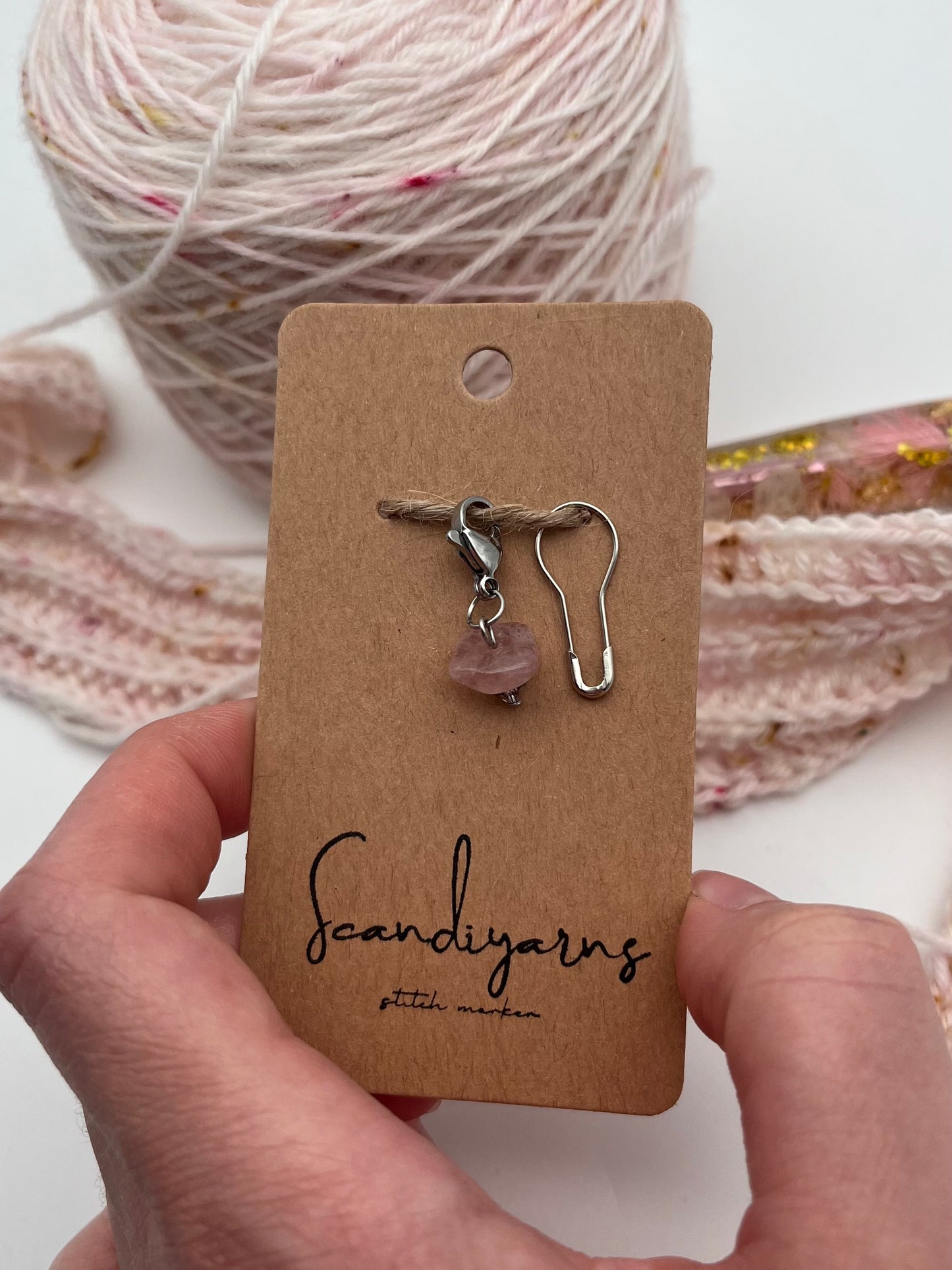 Erdbeerquarz und Facettperle mit Karabiner Silber