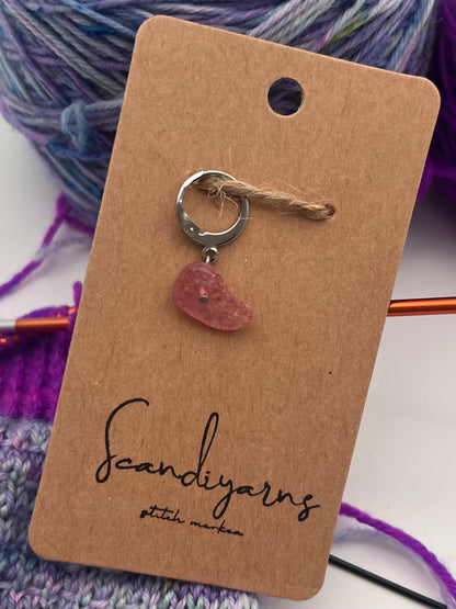 Erdbeerquarz Stein mit Huggie Silber