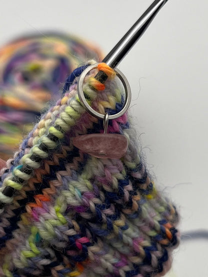 Erdbeerquarz Stein mit kleinem Ring Silber