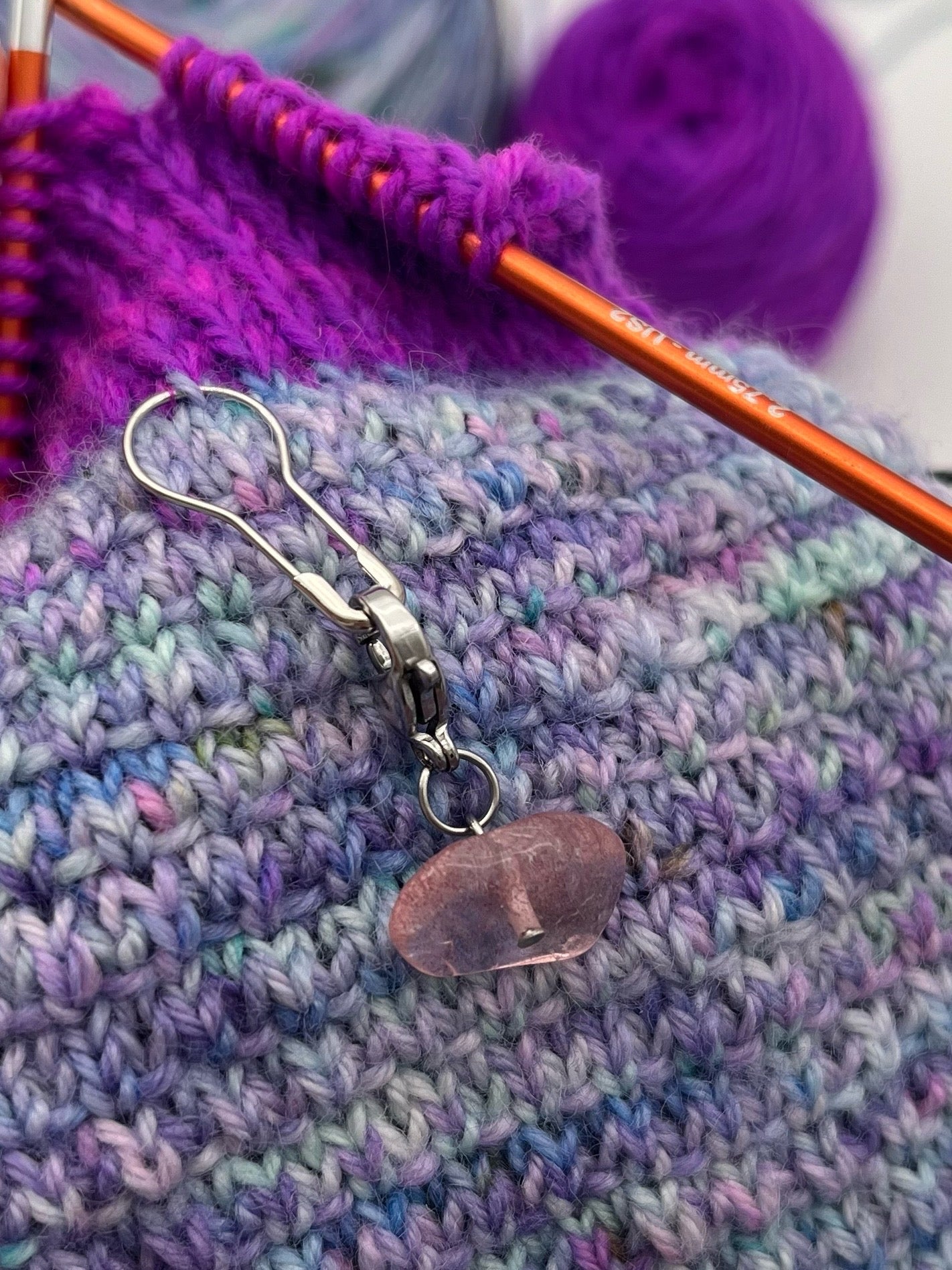 Erdbeerquarz Stein mit Karabiner Silber