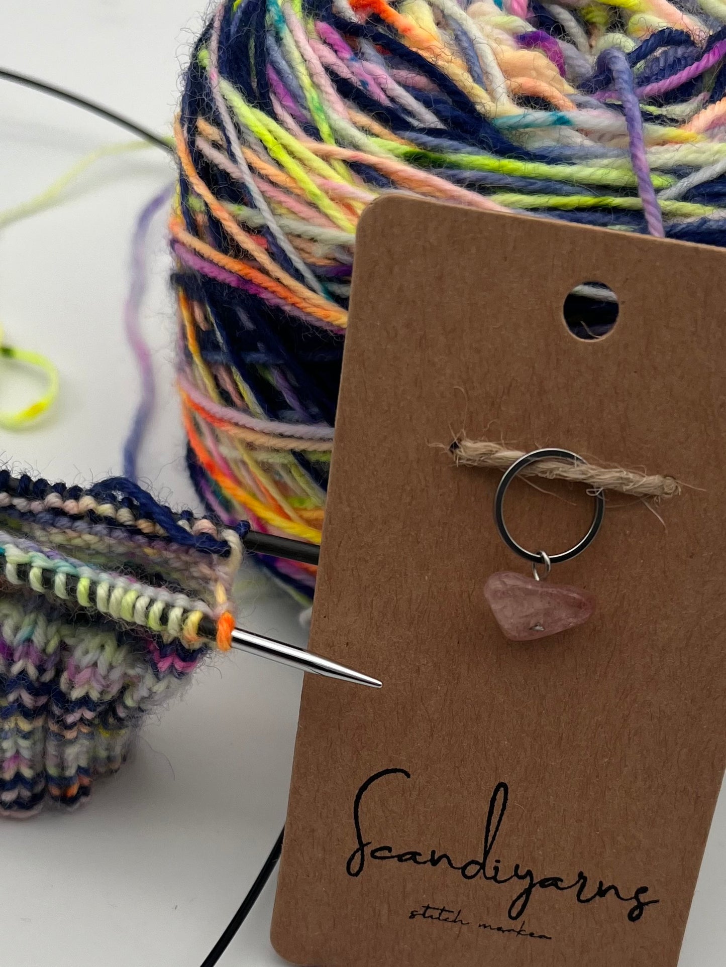 Erdbeerquarz Stein mit kleinem Ring Silber