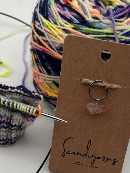 Erdbeerquarz Stein mit kleinem Ring Silber