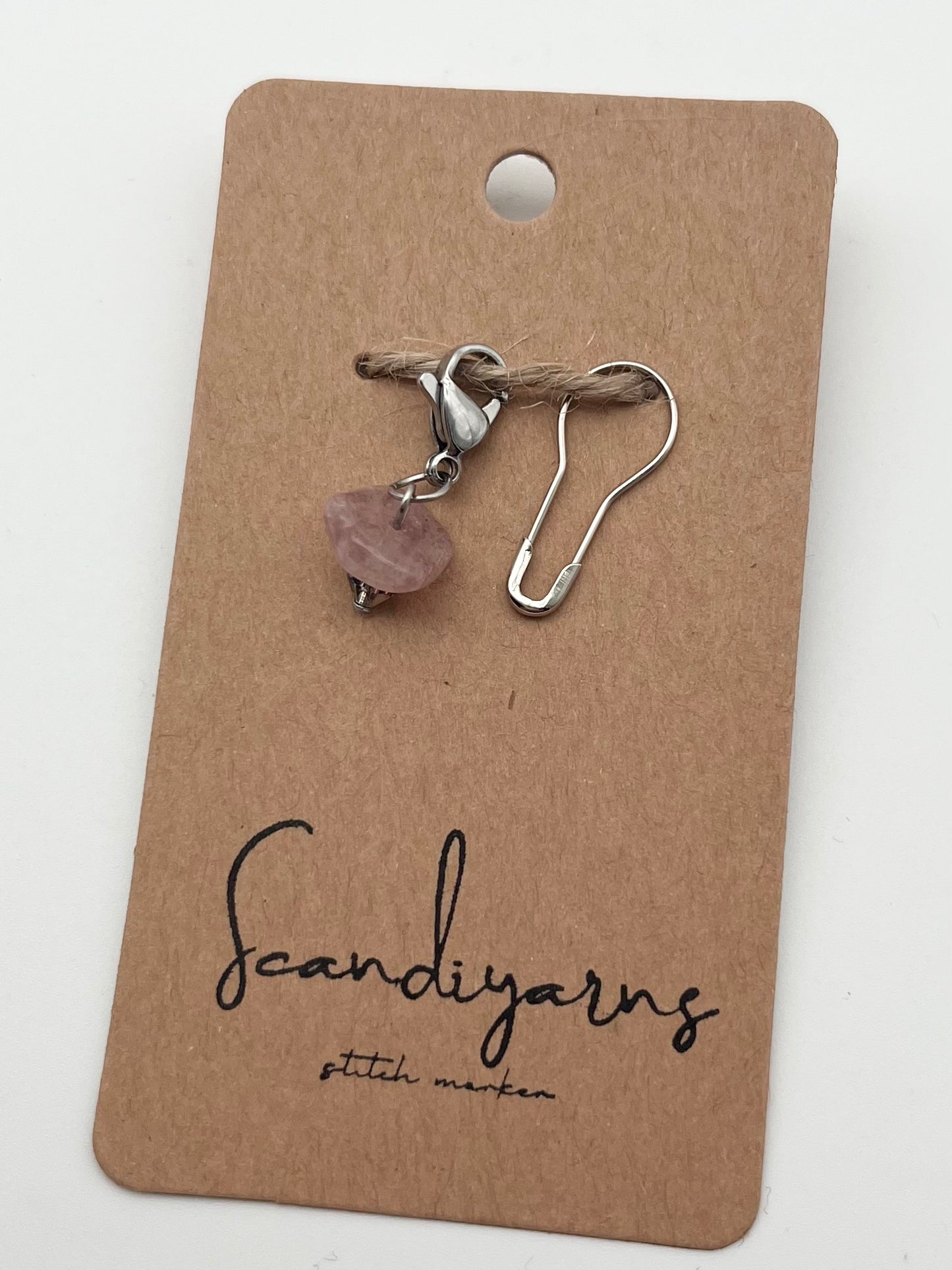 Erdbeerquarz und Facettperle mit Karabiner Silber