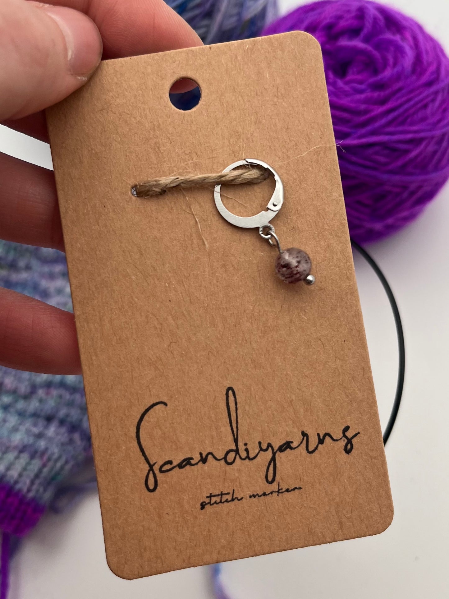 Erdbeerquarz mit Huggie Silber