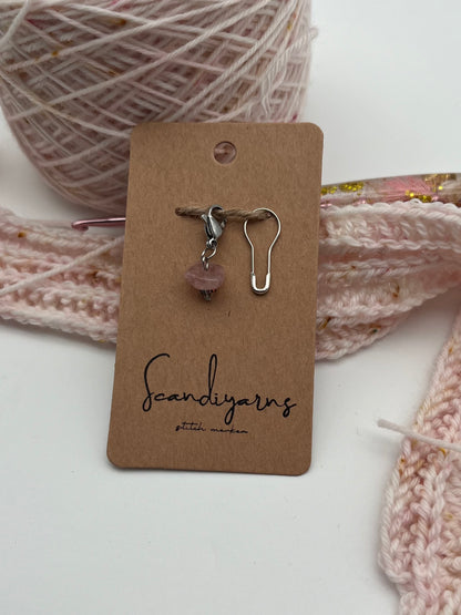 Erdbeerquarz und Facettperle mit Karabiner Silber