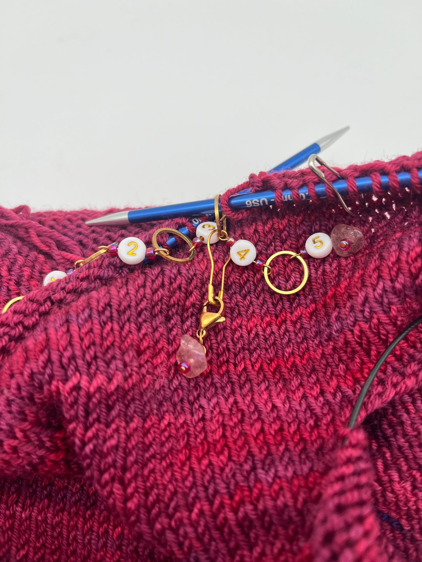 Reihenzähler 1-5 Erdbeerquarz mit kleinem Ring Gold