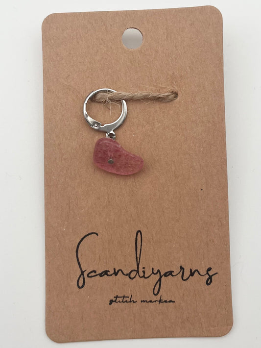 Erdbeerquarz Stein mit Huggie Silber