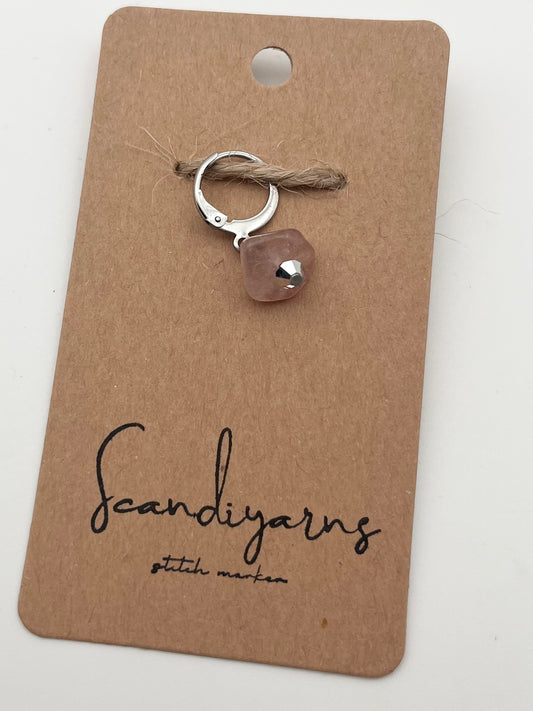 Erdbeerquarz und Facettperle mit Huggie Silber