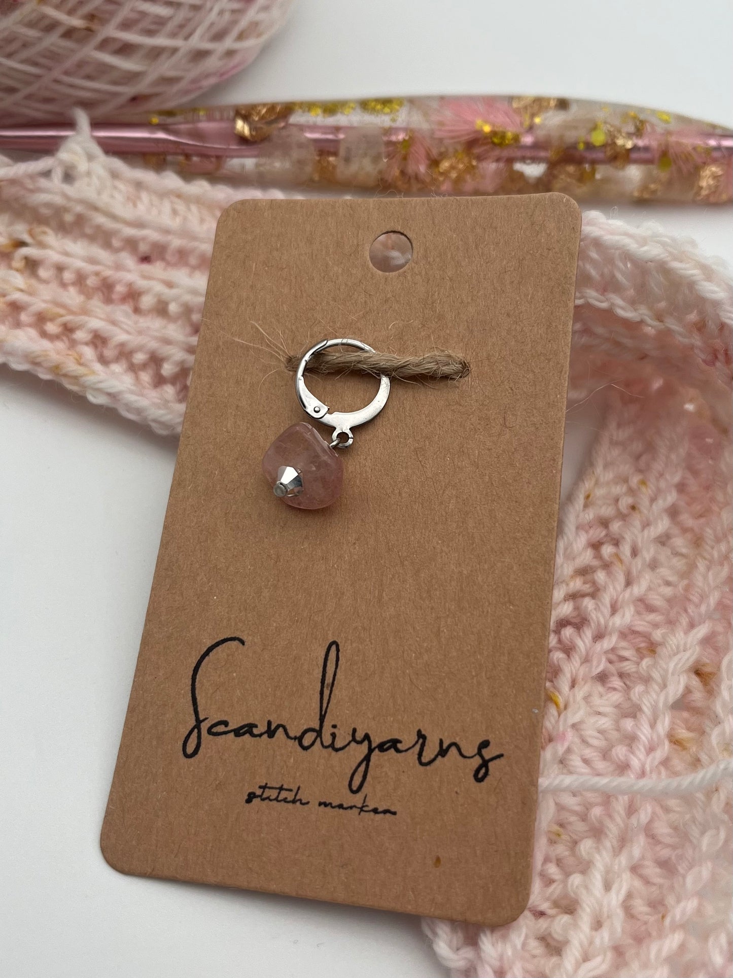 Erdbeerquarz und Facettperle mit Huggie Silber