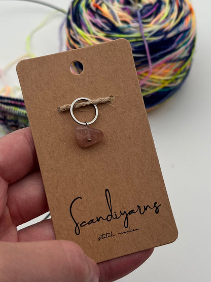 Erdbeerquarz Stein mit kleinem Ring Silber